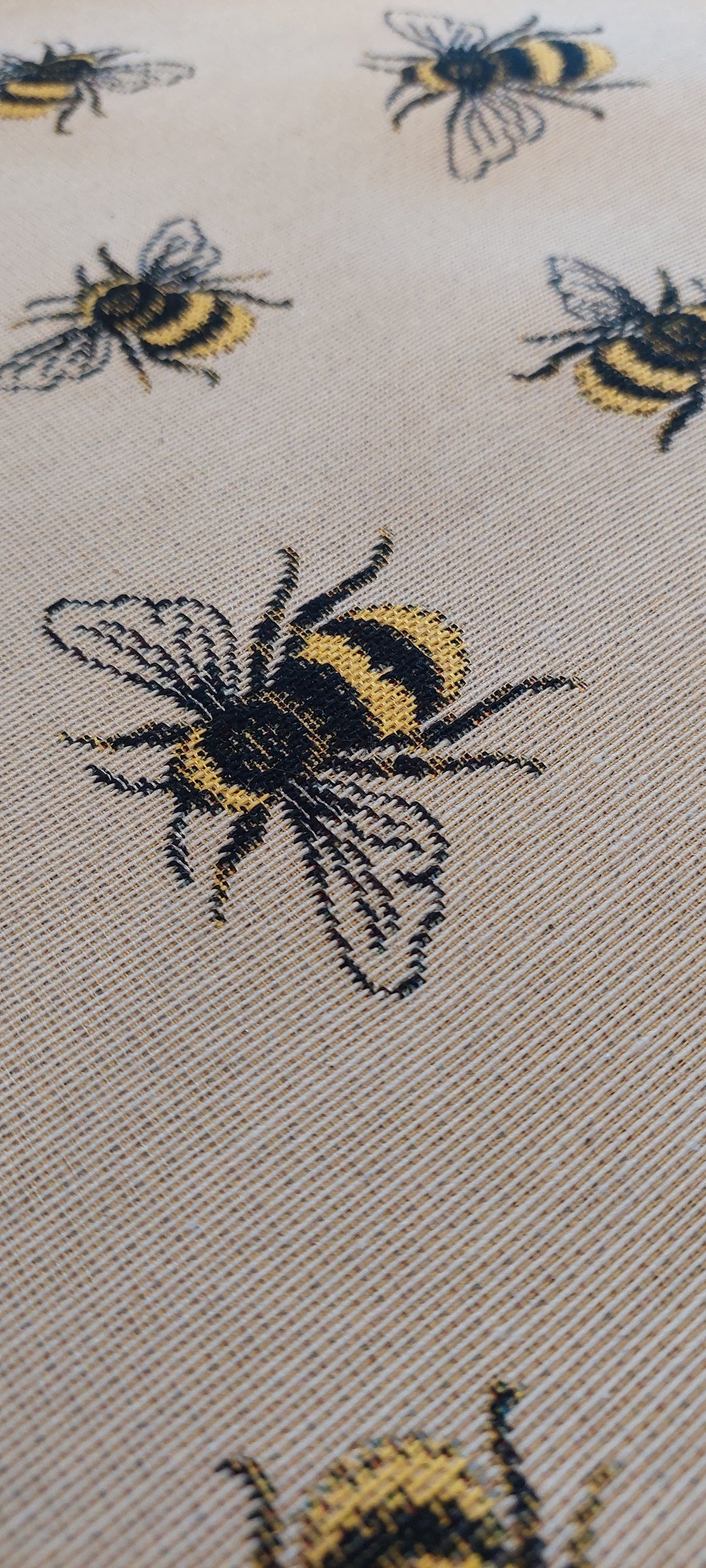 Bumble bee, Gobelin